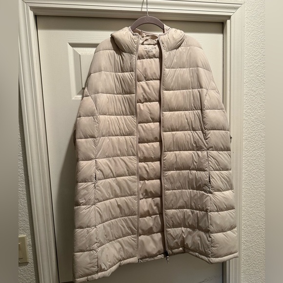 Amazon Essentials Women's Lightweight Water-Resistant Hooded Puffer Coat- Cream - Picture 2 of 9